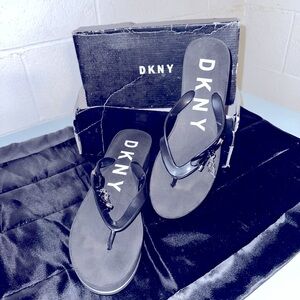 DKNY BLACK WEDGE SANDAL